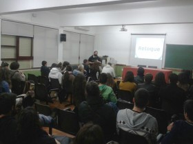 Charla de Esteban Martinena en el Instituto El Brocense