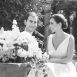 Fotografía en blanco y negro de los dos novios durante la celebración de la boda se sonrien