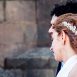 Detalle de los dos novios acercando sus cabezas mientras pasean juntos.