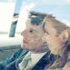 Pareja de novios en el coche tras la boda.