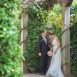 Sesión de boda de la pareja de novios en un jardín